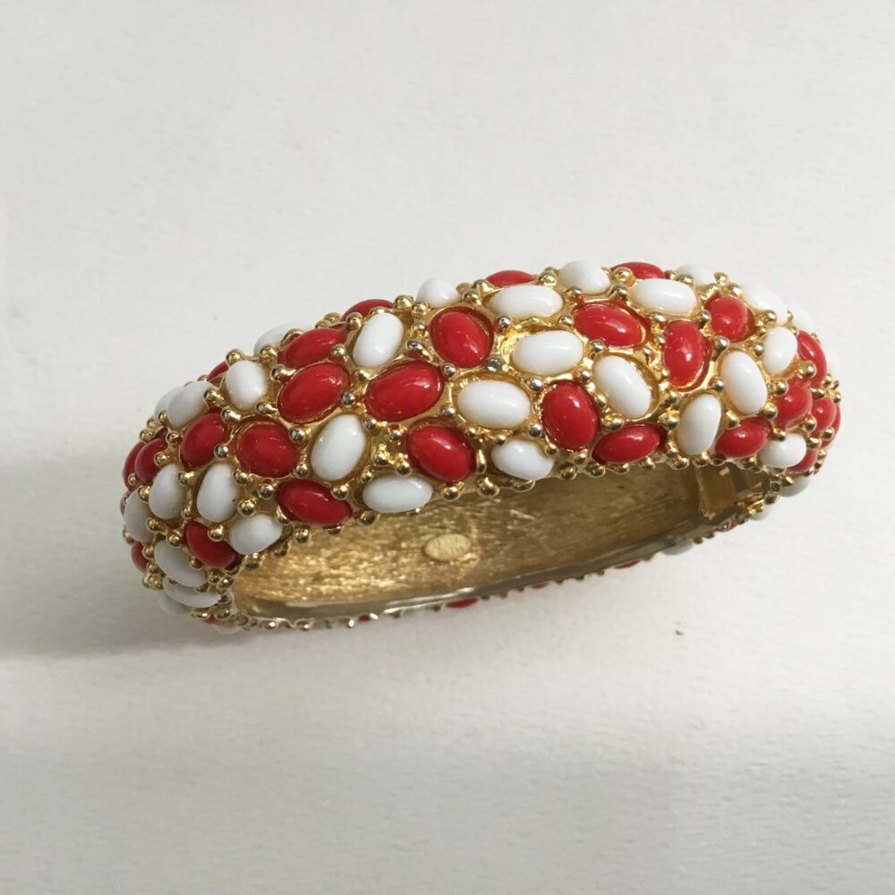 Kenneth Jay Lane KJL Red & White Plastic Cabochon Gold Tone Hinged Bracelet - Picture 9 of 15